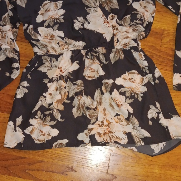 Lulu's Dark Floral Romper ■ Size S - Picture 5 of 9
